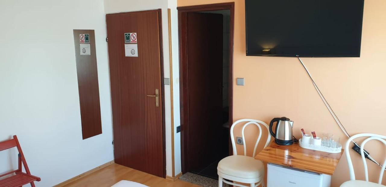 Apartments And Rooms Ivana คิร์ก ภายนอก รูปภาพ