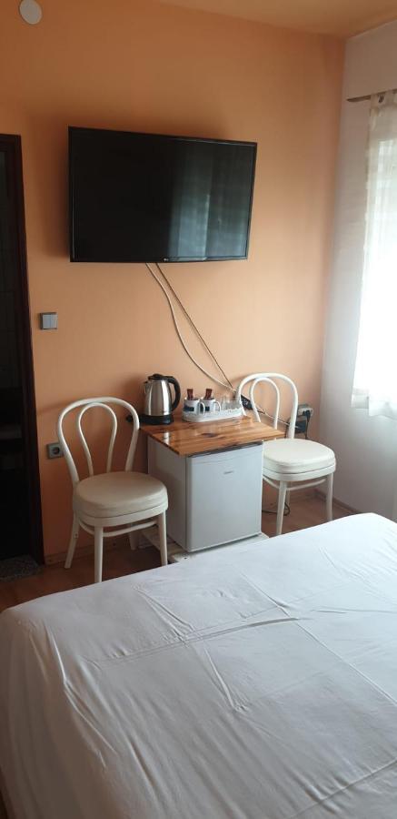 Apartments And Rooms Ivana คิร์ก ภายนอก รูปภาพ